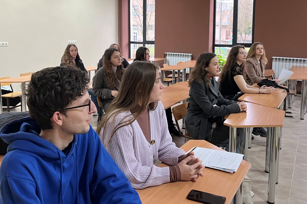 Учасники круглого столу.jpg